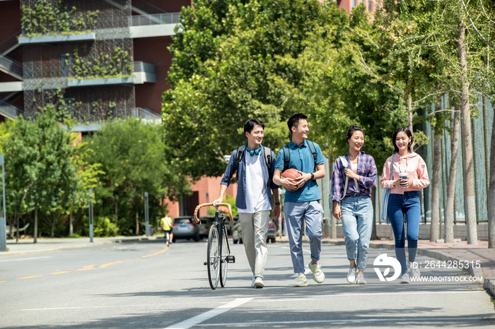 快乐的大学生在校园里步行