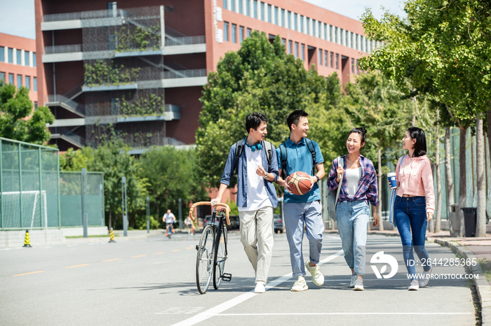 快乐的大学生在校园里步行