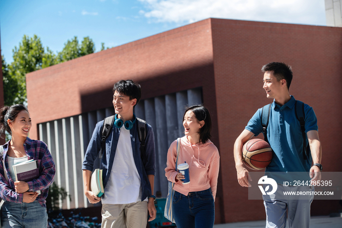 下课后的两对大学生情侣在校园里