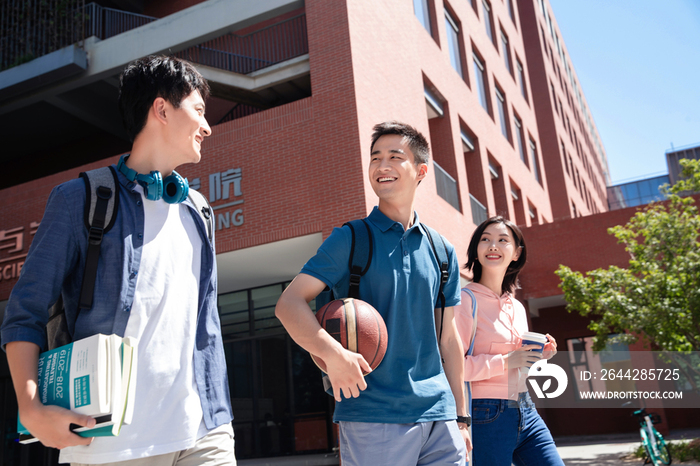 下课后的大学生在校园里