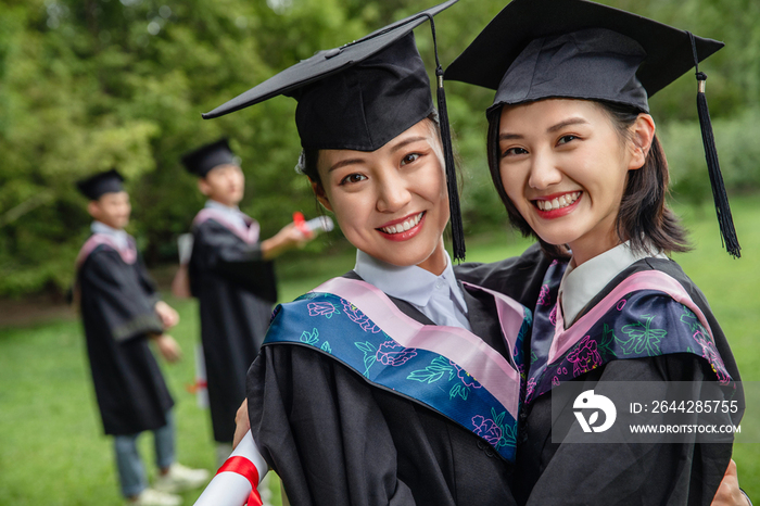 户外穿着学士服的大学生们