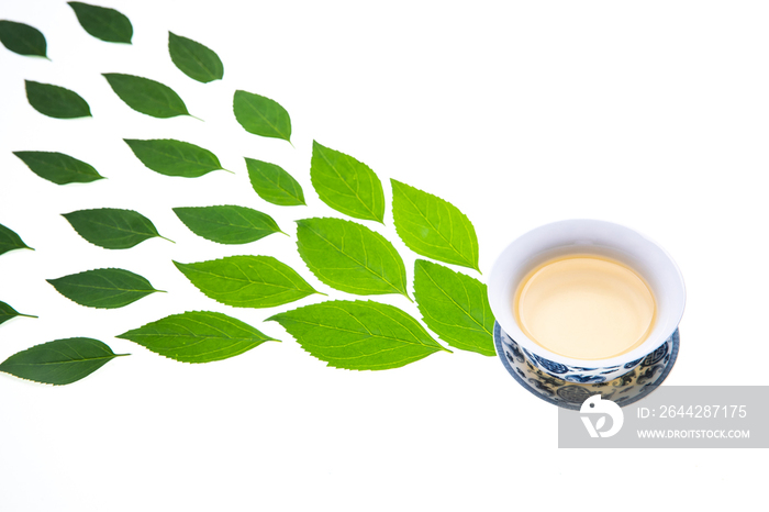 绿色的茶叶和茶杯