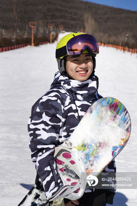 男孩户外滑雪