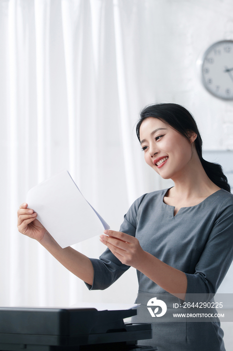 青年商务女人在办公