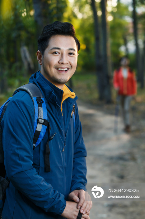 青年男人徒步旅行