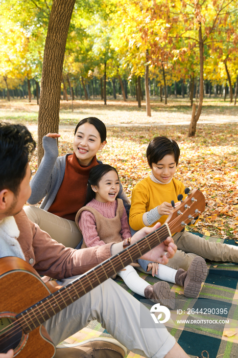 幸福家庭在户外玩耍