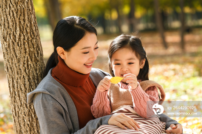 妈妈和女儿在户外玩耍