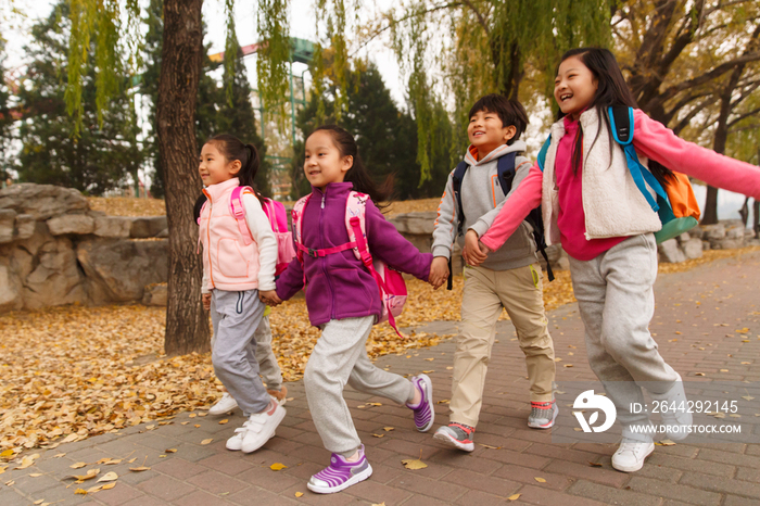 小学生在放学的路上