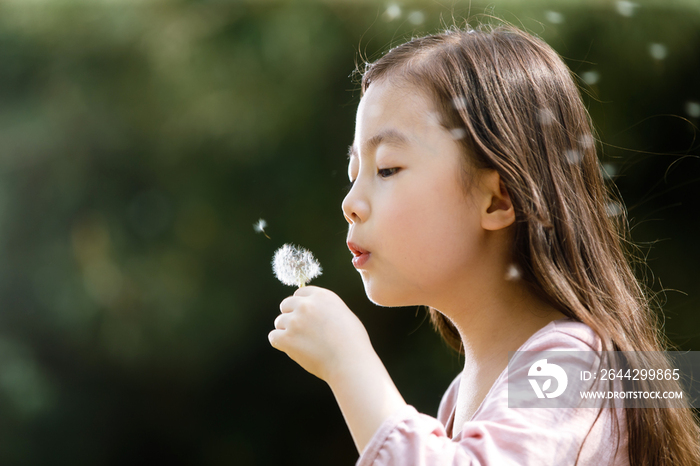 可爱的女孩在户外