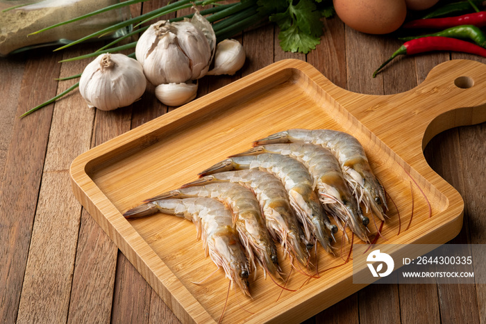 Close up Fresh raw shrimp (Litopenaeus vannamei) on wooden plate.