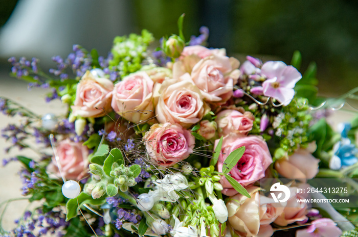 brauatstrauß gebunden liegend hochzeit nahaufnahme rosen frisch schön floristenarbeit