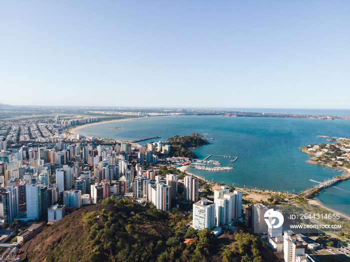 Imagem aérea da cidade de Vitória, mostrando a ponte, o centro, a Reta da Penha, Enseada do Suá, Bahia de Vitória e o Shopping Vitória.