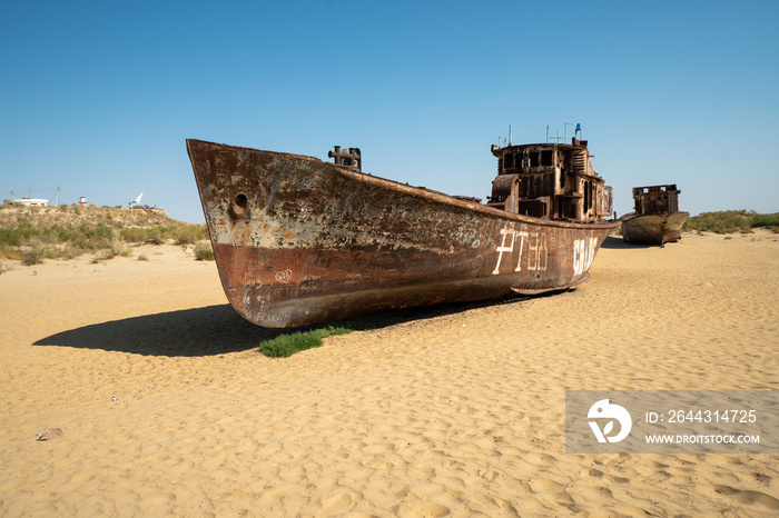 Rusty ship wreck in the deserted Aral Sea near Muynak en Uzbekistan