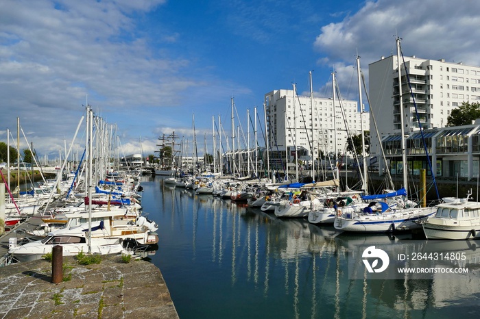 Le bassin à flots, port de plaisance de la ville de Lorient