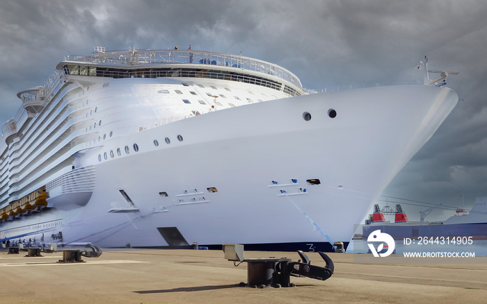 Navire de croisières en escale dans un port.