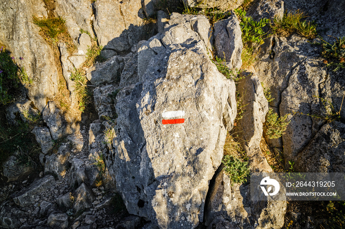 Red and white markers that mark out the traditional french hiking trails on the Montagne Sainte-Victoire trail