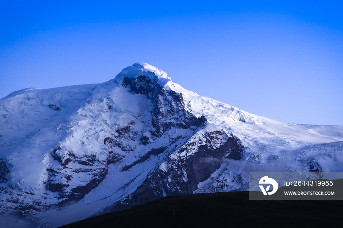 Volcan Montaña con nieve y cielo azul