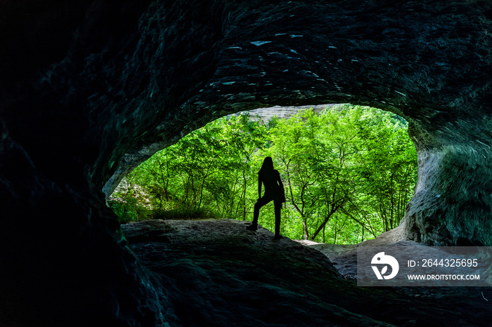 Silhouette einer Frau in einer Höhle