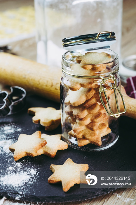 Petits biscuits sablés au beurre et à la cannelle en forme d’étoile dans un pot en verre pour offrir en cadeau