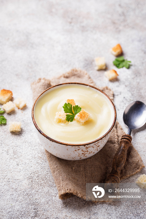 Cream soup with cauliflower and crouton