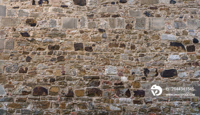 Alte grau braune Mauer aus vielen unterschiedlichen Steinen - aufgenommen in einer mittelalterlichen Klosteranlage