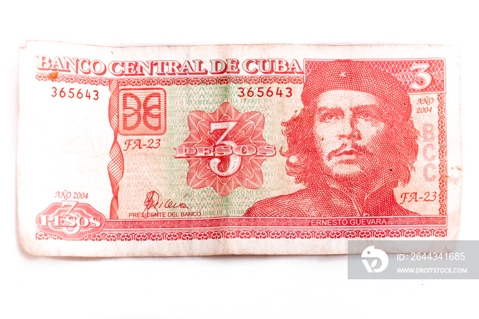 Front image of a Cuban banknote of three pesos with the image of Che Guevara on a white background