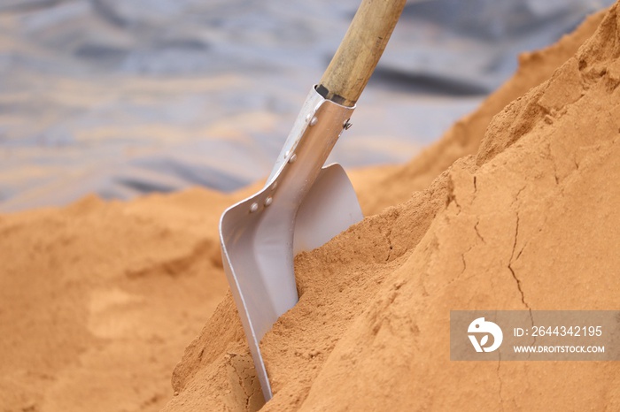 Spaten steckt im Sand