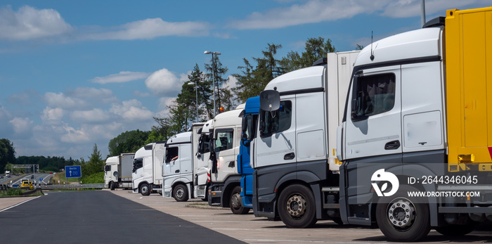 Panorama Rastplatz auf der Autobahn mit LKW