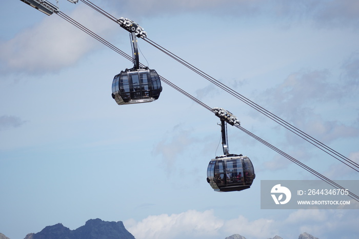 Seilbahn mit Gondeln Kabinenseilbahn Kabinenbahn