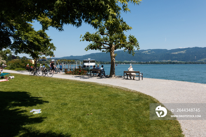 Rundweg an der Uferpromenade um die Insel Lindau am Bodensee in Bayern, Deutschland