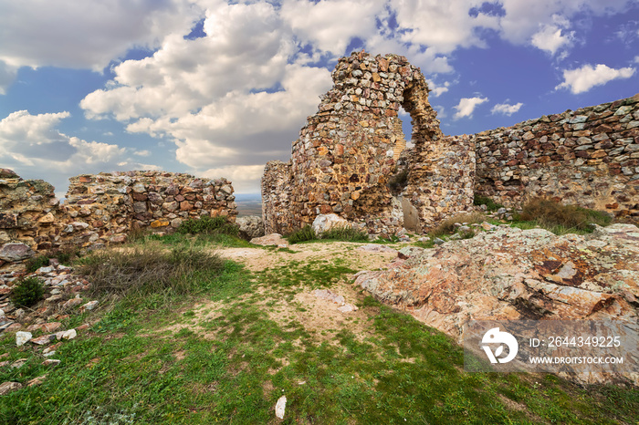 Ruinas del castillo de Peñas Negras en Mora. Toledo.