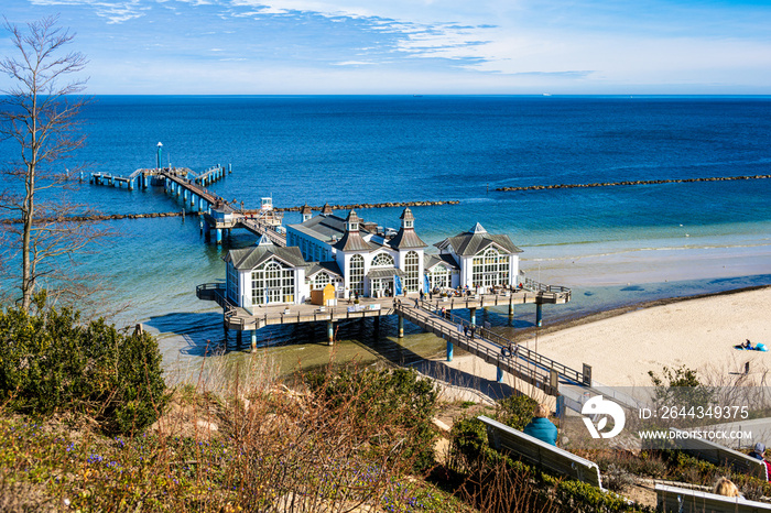 Insel Rügen Ostseebad Sellin die berühmte Seebrücke von Sellin im Winter bei herrlichem Sonneschein und excellenter Fernsicht über die Ostsee