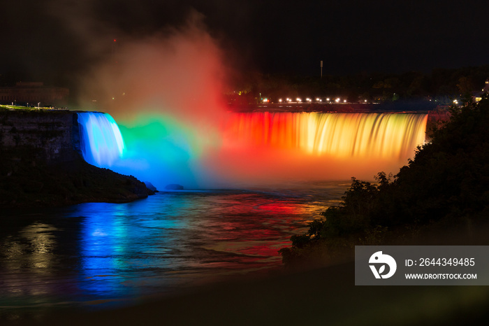 Célèbres chutes du Niagara de nuit, illuminées en rouge, orange, jaune, blanc, Niagara Falls, Ontario, Canada