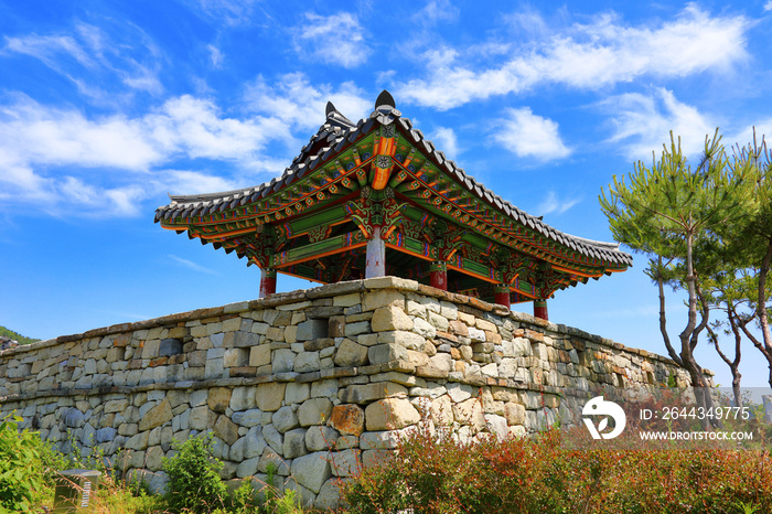 대한민국 경상남도 통영시에 있는 동피랑 벽화 마을의 아름다운 풍경이다.