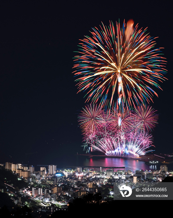 熱海の花火。熱海海上花火大会。 日本の有名温泉街の花火大会。