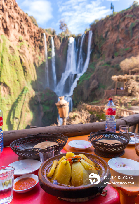 Comiendo frente a las cascadas de Ouzoud, morocco