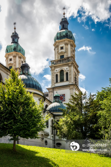 Türme der Basilika St. Lorenz  in Kempten im Allgäu Hinteransicht