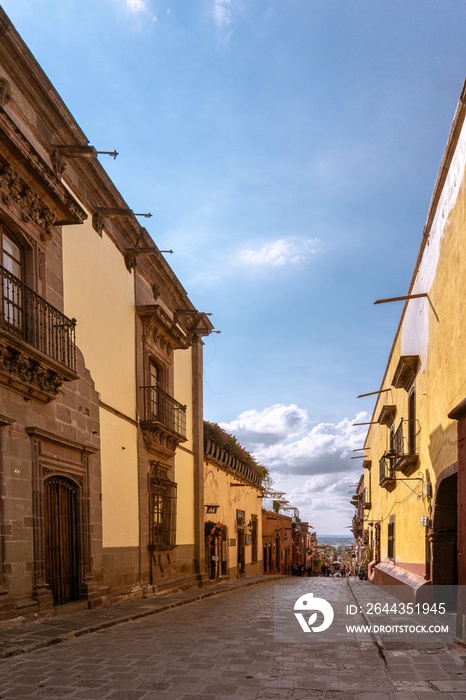 Pintoresca calle de pueblo mexicano en San Miguel de Allende