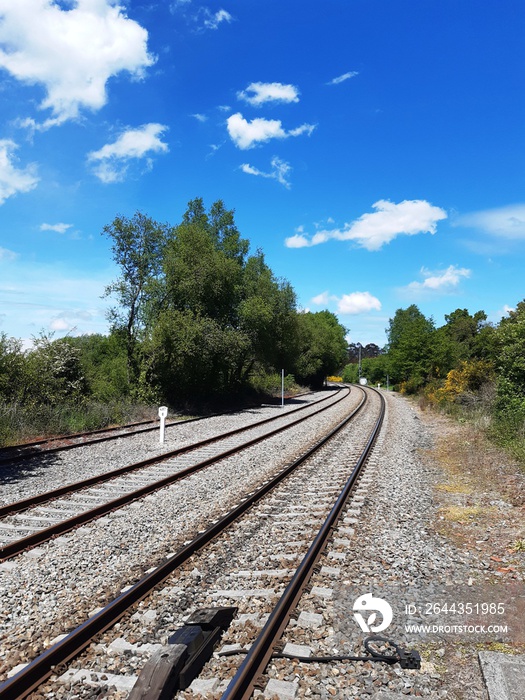 Curva en la línea férrea de Teixeiro en Galicia