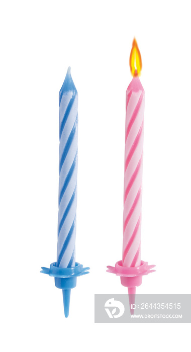 Velas de cumpleaños azul y rosa sobre fondo blanco. Blue and pink birthday candles on white background