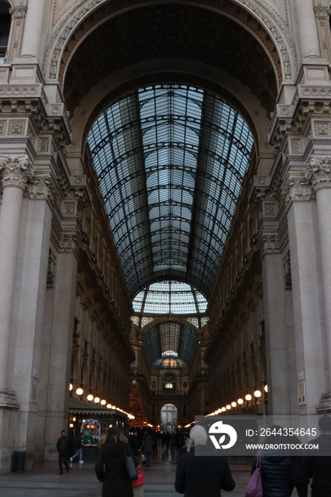 Milan Galleria domed ceiling. ミラノ市内、有名なショッピングアーケード「ガレリア」の天井ドーム。