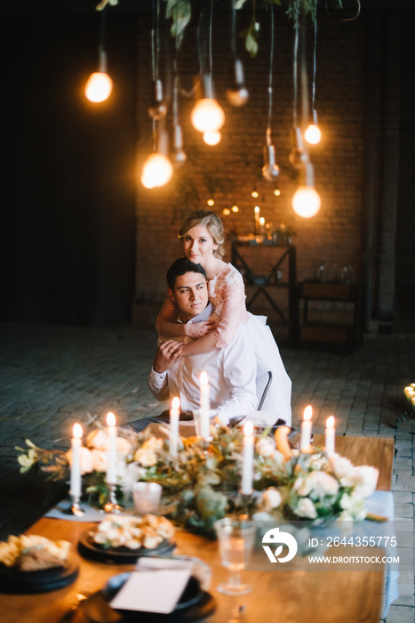 beautiful bride and groom in soft daylights, loft style foto