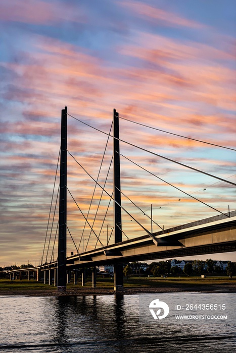 Rheinkniebrücke in Düsseldorf