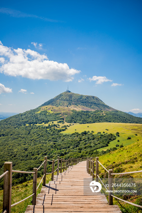 Vue sur le Puy de Dôme depuis le Puy Pariou  en Auvergne