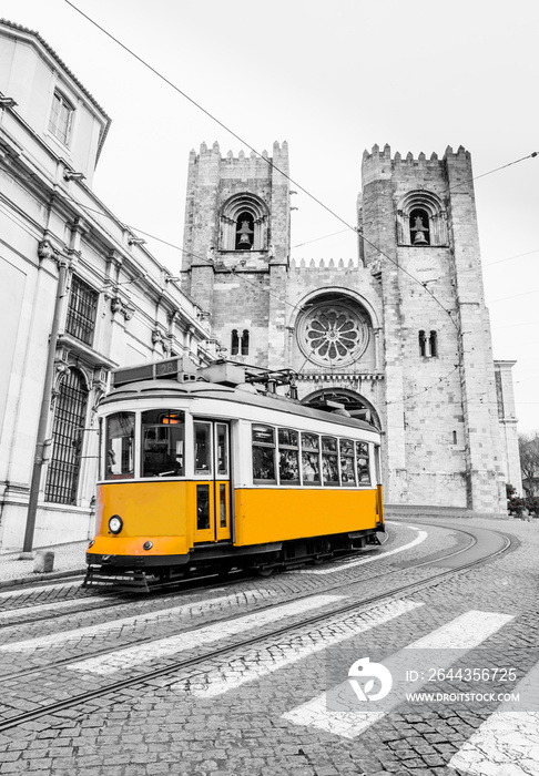 Tram Linie 28E der Straßenbahn Lissabon Portugal