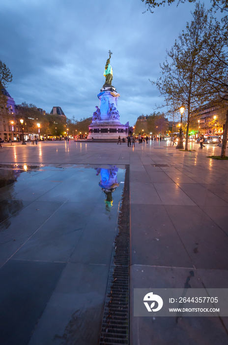 Place de la République illuminée la nuit à Paris