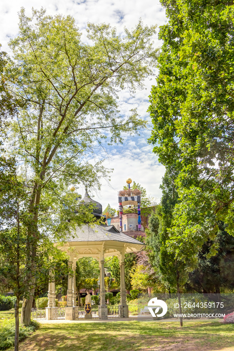 Solbrunnen im Quellenpark in Bad Soden mit Hundertwasserhaus im Hintergrund