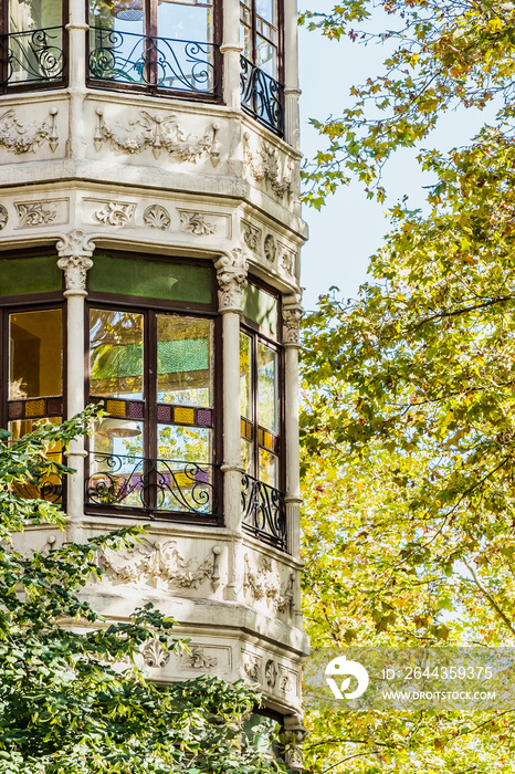 Balcon verrière d’un bâtiment à Barcelone