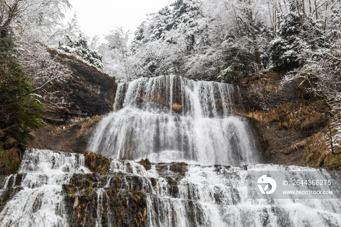 Le Saut de l’Éventail, la plus grosse chute des cascades du Hérisson, sur la commune de Menétrux-en-Joux (Jura, Franche-Comté), sous la neige de l’hiver