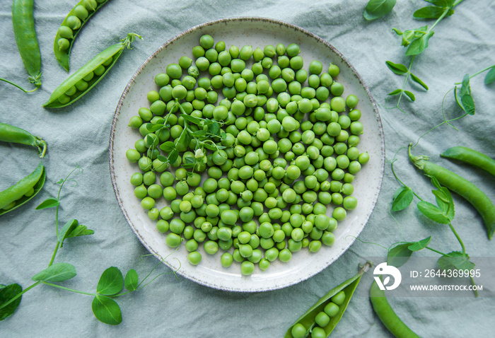 Bowl with sweet pea pods